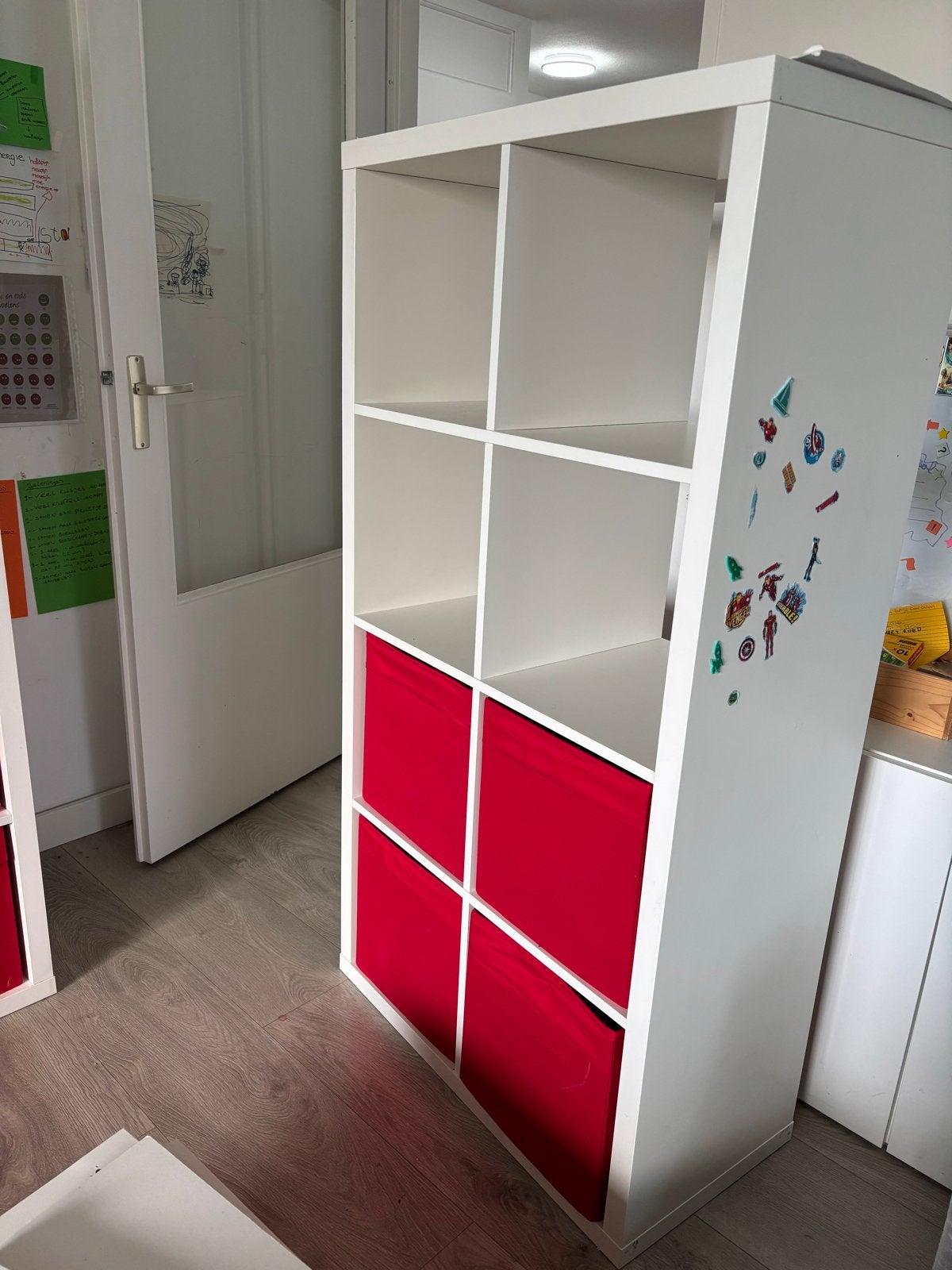 IKEA KALLAX kast met 4 rode maandjes, Huis en Inrichting, Ophalen, Gebruikt, 50 tot 100 cm, Minder dan 100 cm