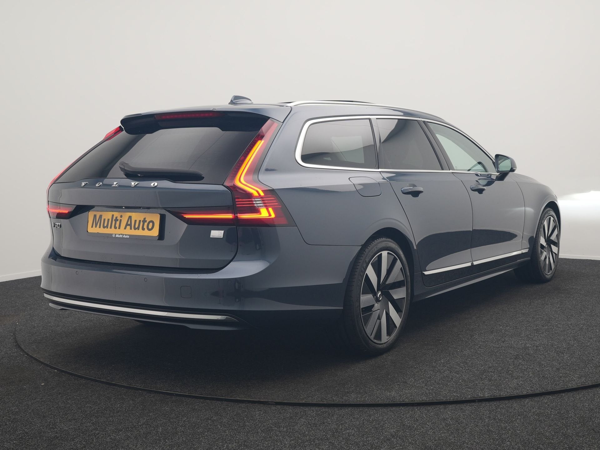 Volvo V90 T6 AWD Plus Bright LONG RANGE PHEV 350pk Dealer O., Auto's, Automaat, Zwart, 4 cilinders, 1969 cc