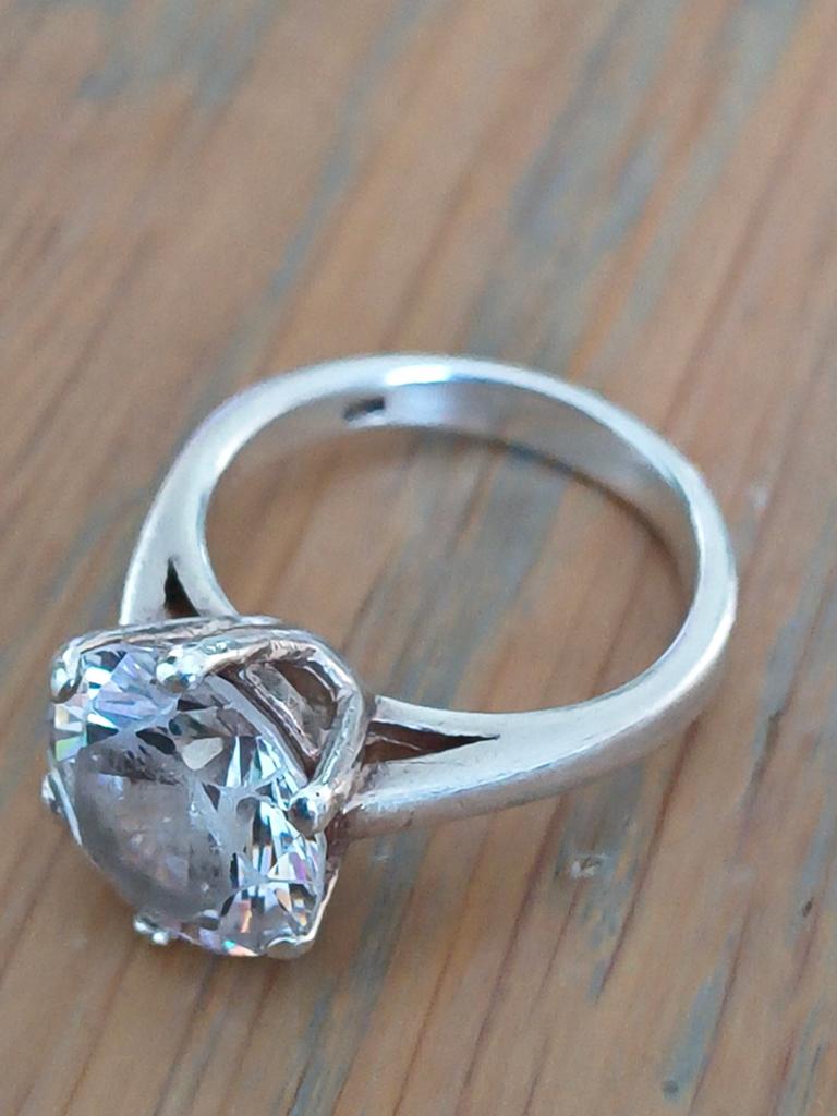 Zilveren ring met grote zirkonia steen, Met kristal, Ophalen of Verzenden, Zo goed als nieuw, Dame