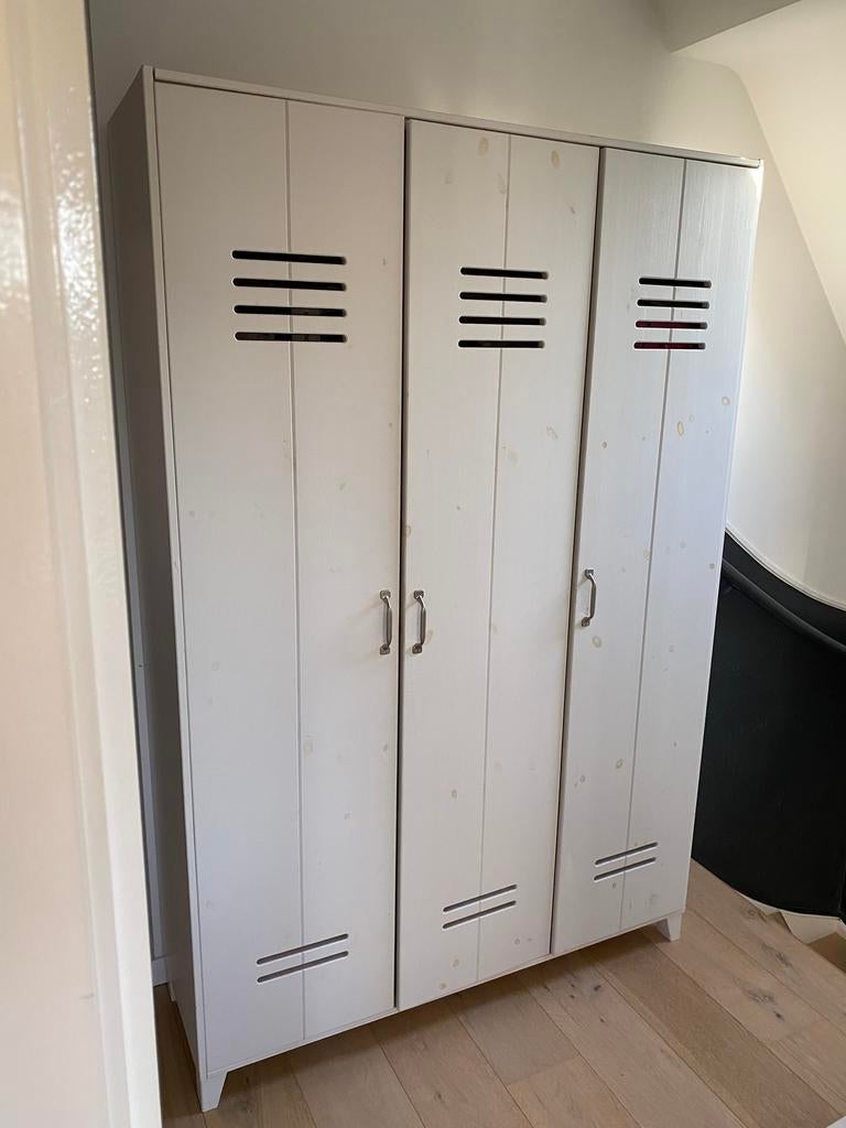 Mooie houten kledingkast met veel opbergruimte, Huis en Inrichting, Ophalen, Gebruikt, Landelijk.