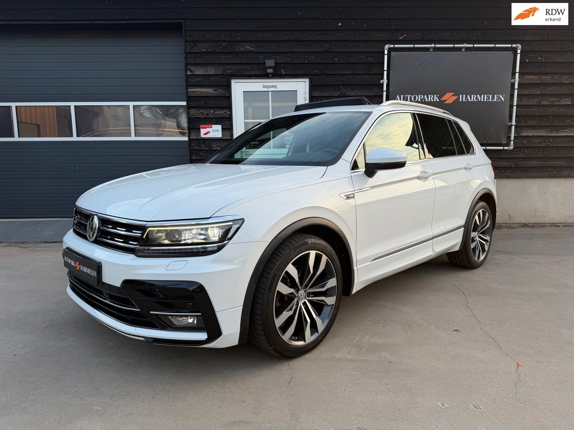 Volkswagen Tiguan 2.0 TSI 4Motion 3X R Line Pano Leder, Auto's, Automaat, Dealer onderhouden, Gebruikt, 4 cilinders