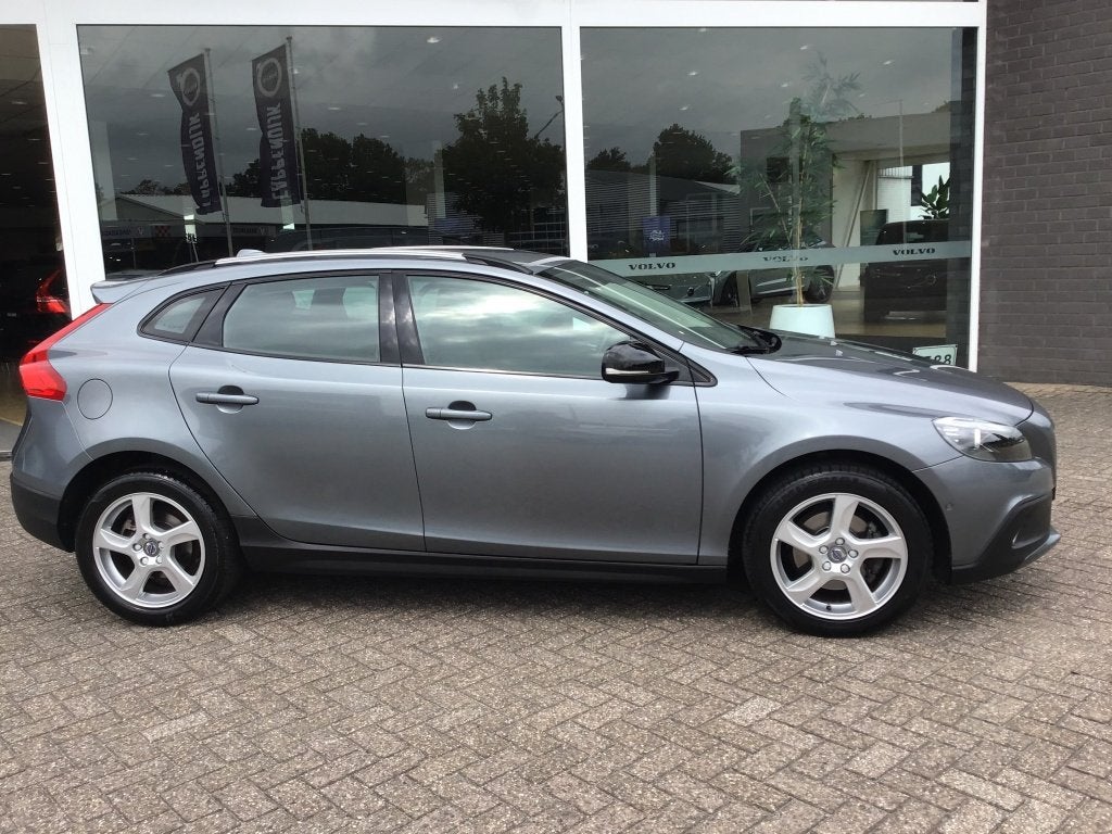 Volvo V40 Cross Country 180PK AUT6 T4 Momentum| Trekhaak| Na, Auto's, Volvo, Gebruikt, Zwart, 700 kg, Origineel Nederlands