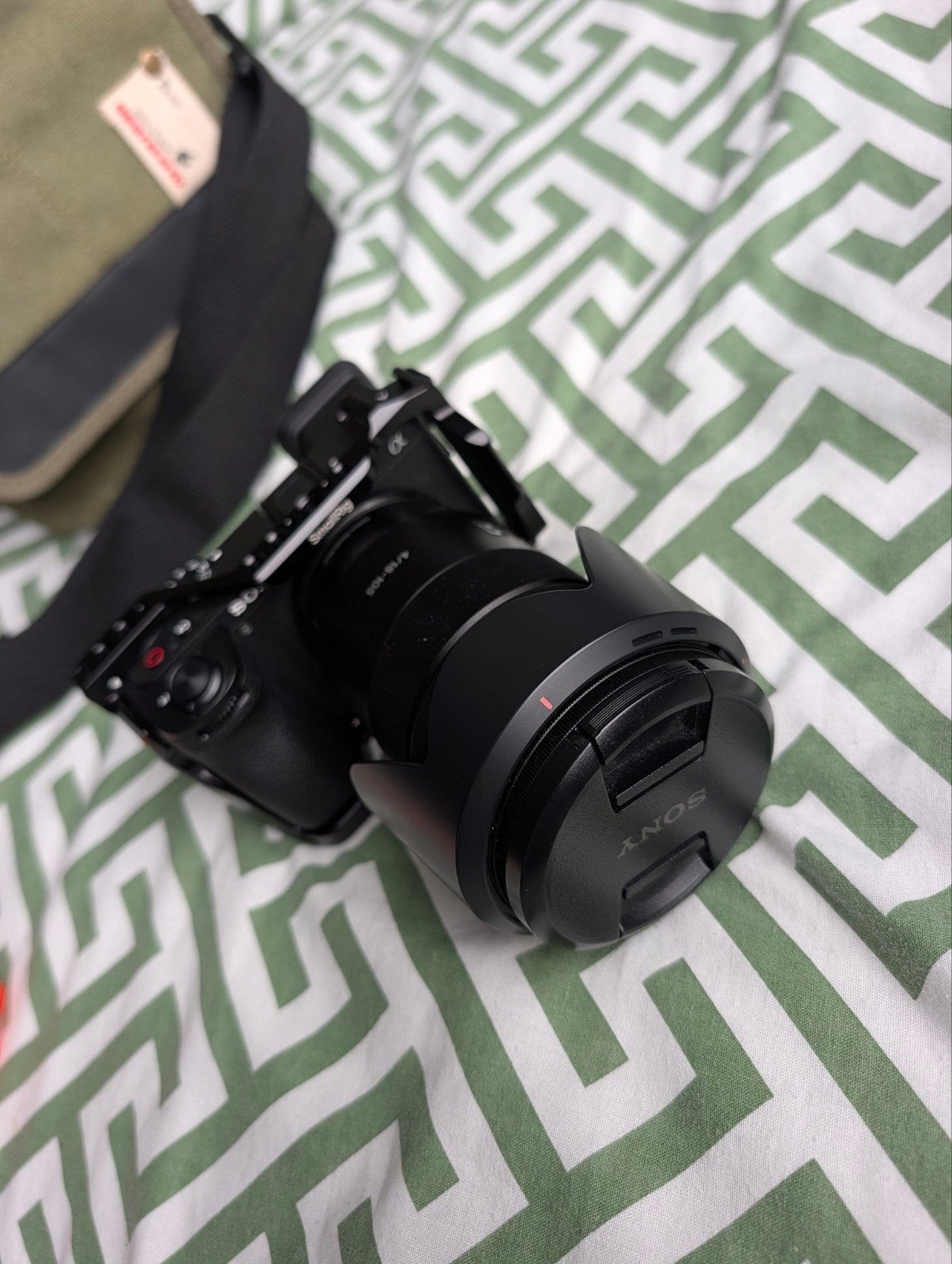 Sony a6700 met 18-105mm lens, 3 accu's en tas, Audio, Tv en Foto, Ophalen of Verzenden, Zo goed als nieuw, Sony, Accu