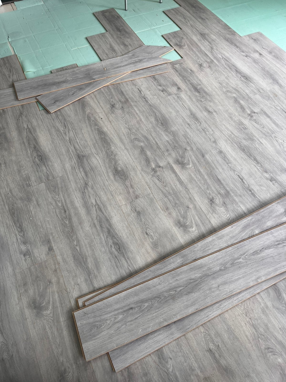 Gratis Laminaat Grijs Eiken ~22m2. 29-30/8 ophalen!, Ophalen, Gebruikt, Grijs, 10 tot 25 m²