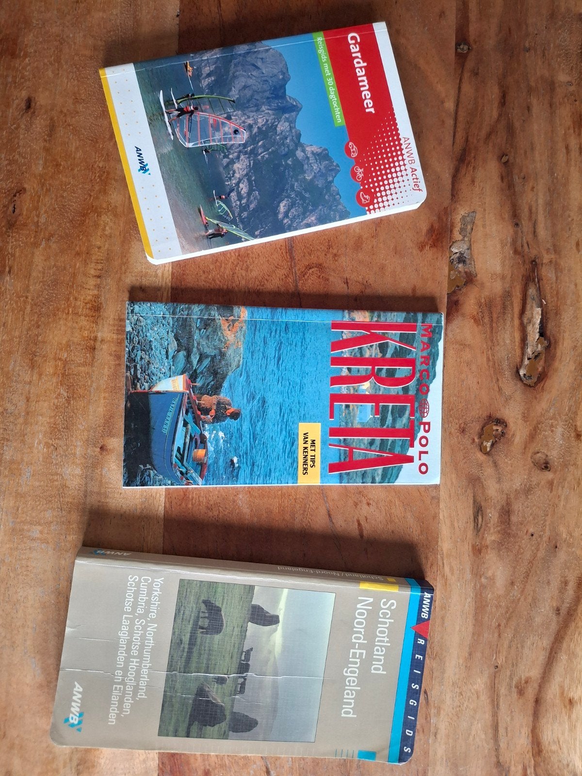 Reisgids Gardameer, Kreta, Schotland/Noord-Engeland, Europa, Ophalen of Verzenden, Zo goed als nieuw, Reisgids of -boek