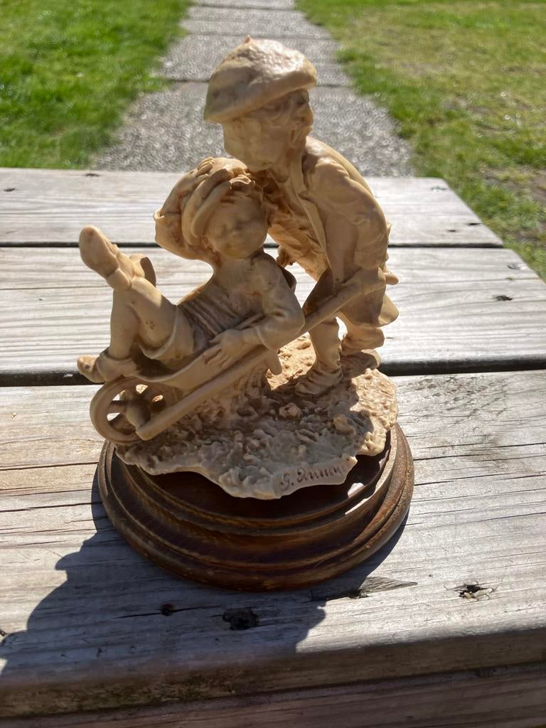 Antiek beeldje: Jongen met kruiwagen, gesigneerd G. Armani, Antiek en Kunst, Groep mensen, Minder dan 20 cm, Ophalen of Verzenden