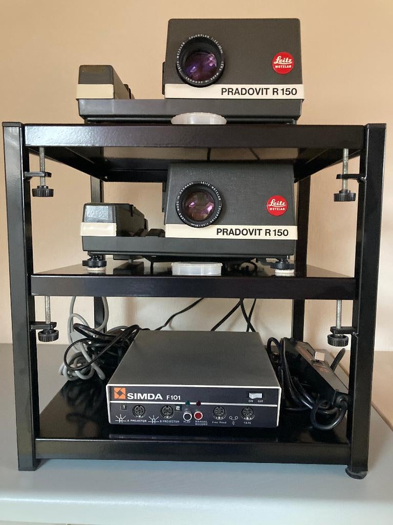 2x Leitz Pradovit R 150 + Simda overvloeisysteem, Audio, Tv en Foto, Diaprojectors, Ophalen, Gebruikt