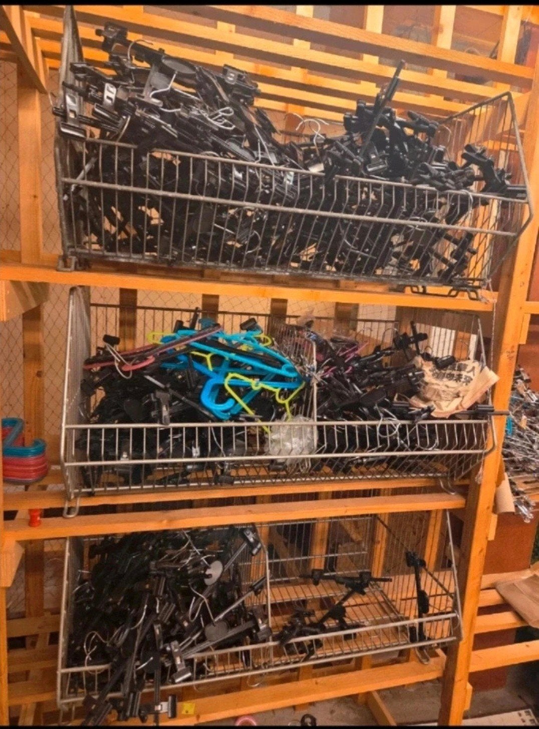 Grote partij kledinghangers en broekhangers, Ophalen of Verzenden, Gebruikt, Kunststof, Volwassenen