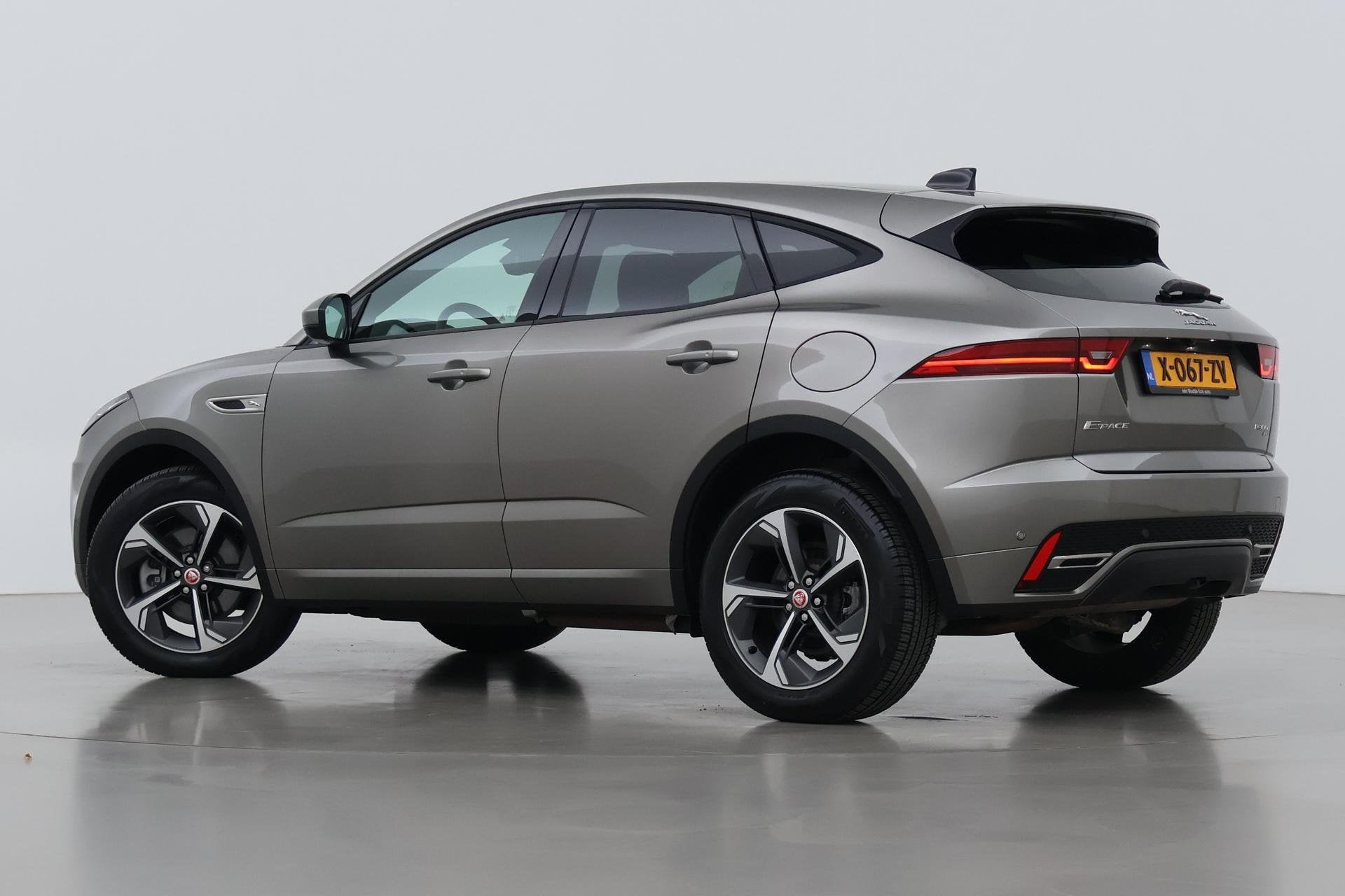 Jaguar E-PACE P300e R-Dynamic SE | Panoramadak | ACC | BLIS, Auto's, 309 pk, Bedrijf, Hybride Elektrisch/Benzine, Automatische klimaatregeling