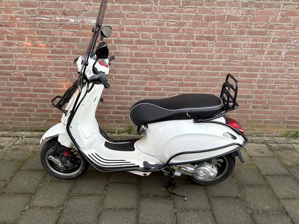 Vespa sprint opknappertje, Ophalen, Zo goed als nieuw, Benzine, Vespa