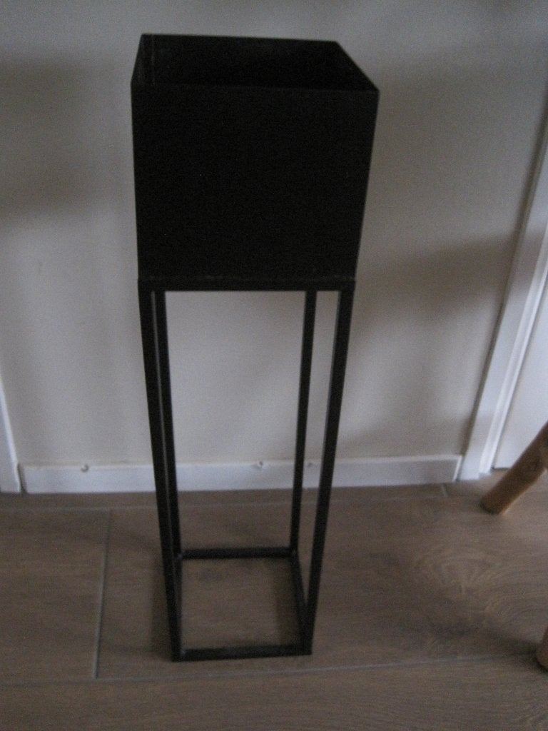 lantenstandaard. Mat zwart. 15/15/60 cm. Kleine roestschade, Tuin en Terras, Bloembakken en Plantenbakken, Ophalen, Gebruikt, Minder dan 60 cm