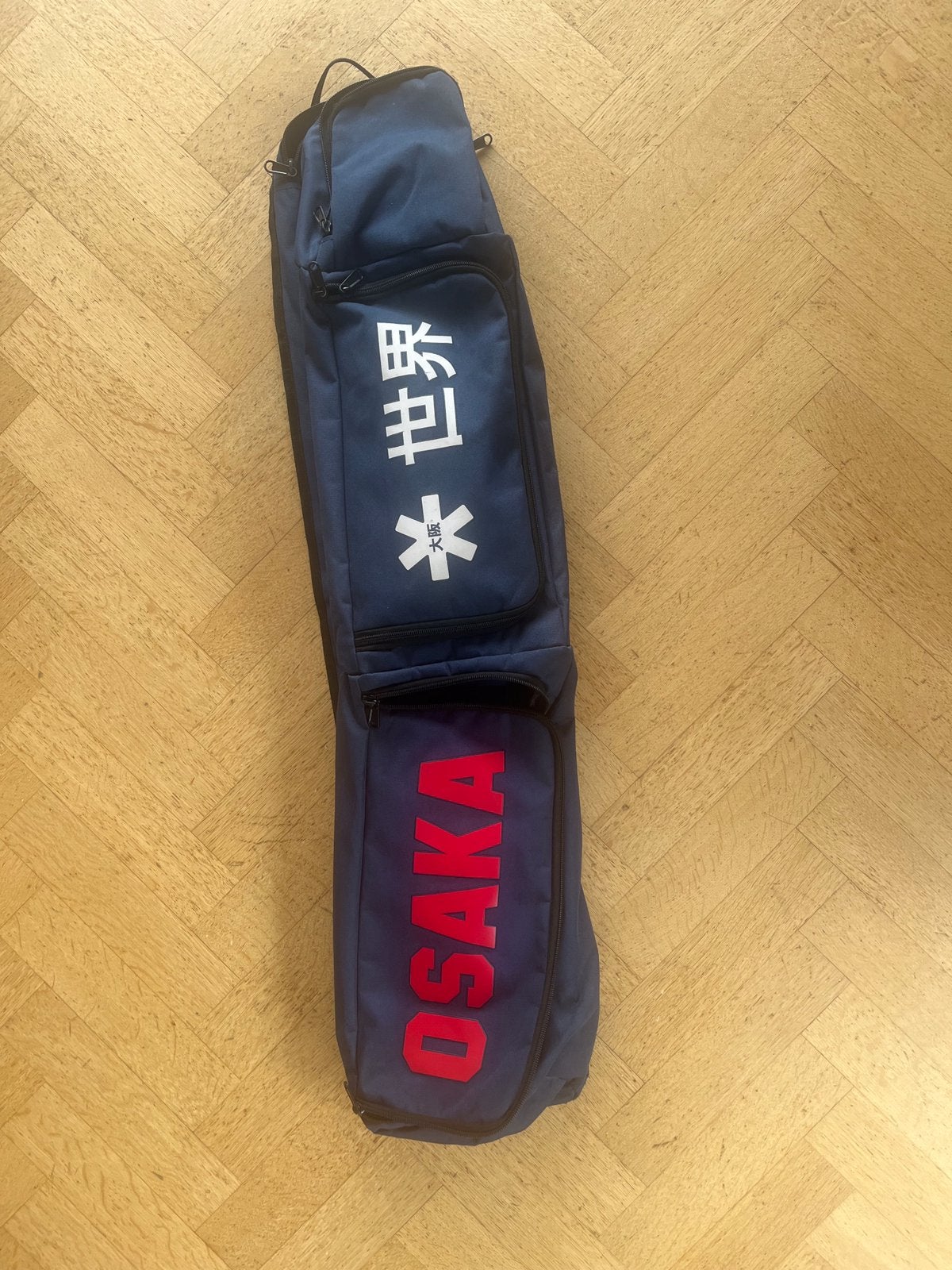 Hockeytas osaka blauw rood, Sport en Fitness, Hockey, Ophalen, Zo goed als nieuw, Tas