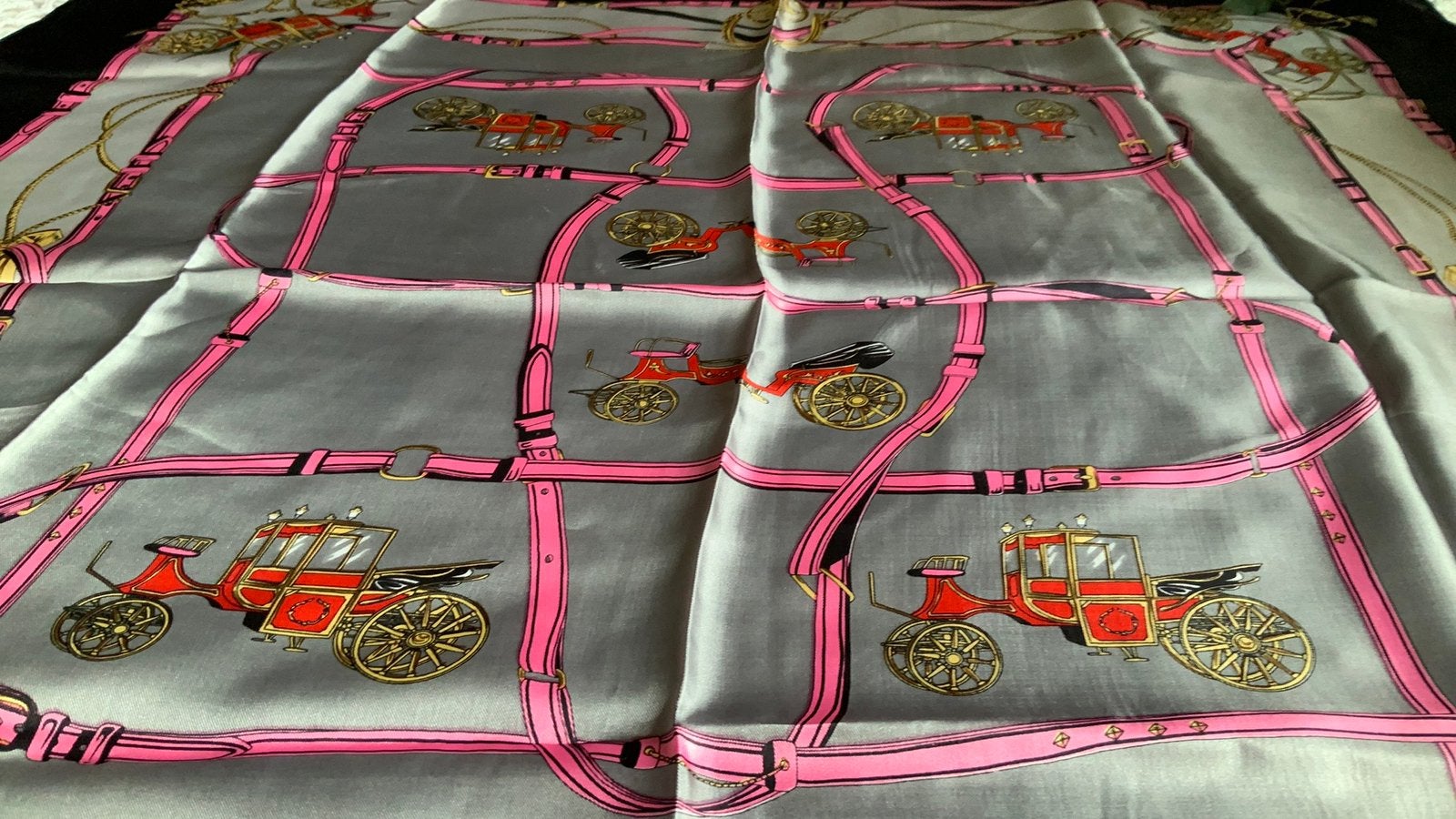 Zijden sjaal zwart/grijs/roze/goud met rood rijtuigendecor, Ophalen of Verzenden, Zo goed als nieuw, Maat 46/48 (XL) of groter