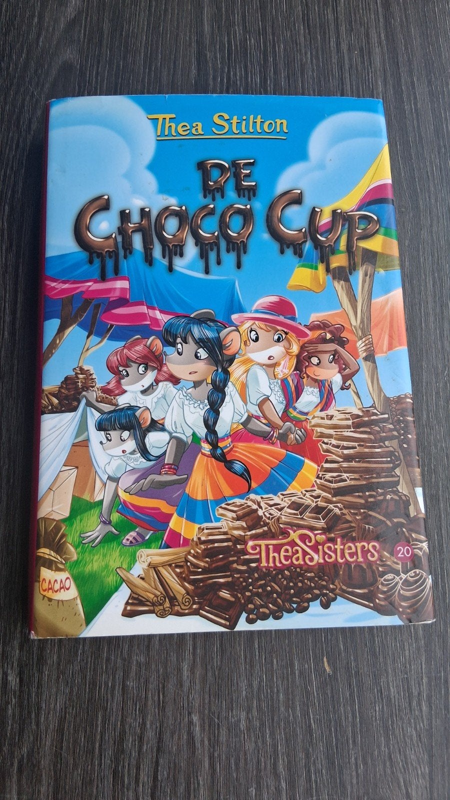 Thea Stilton - De Choco Cup (Thea Sisters), Boeken, Ophalen of Verzenden, Zo goed als nieuw, Thea Stilton, Fictie algemeen