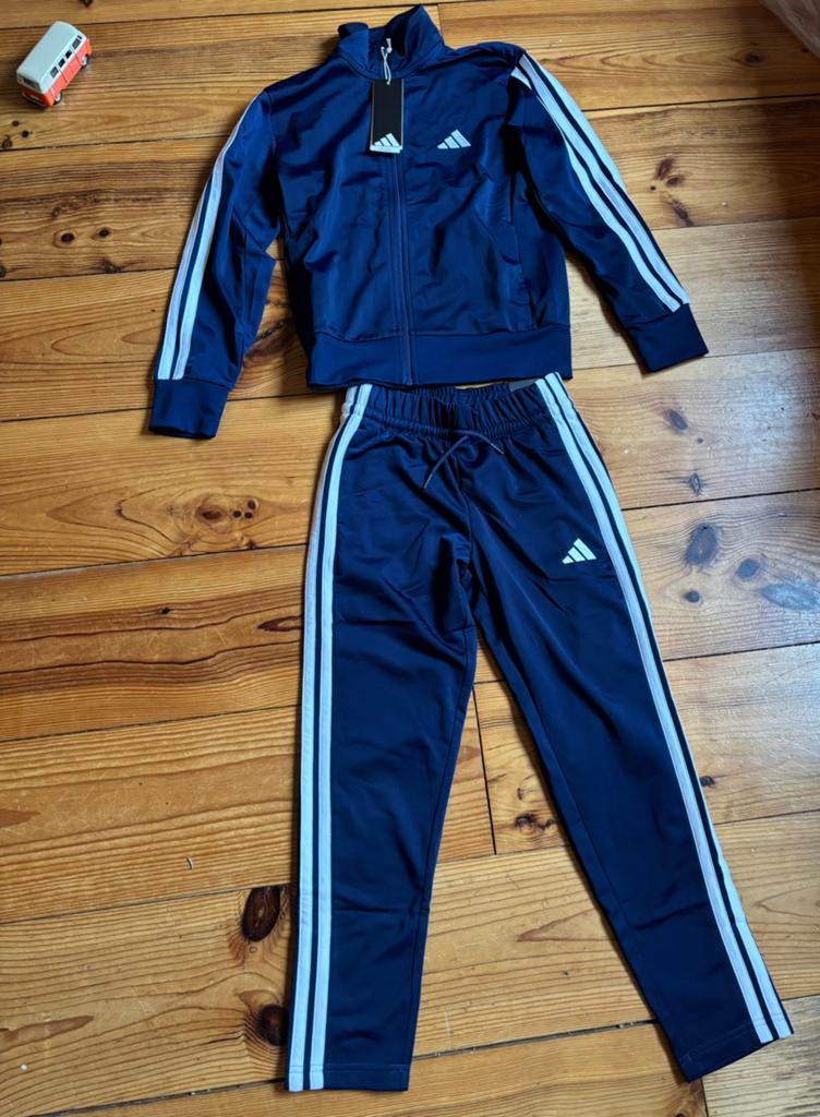 Nieuw Adidas trainingspak mt 140 (met kaartje), Ophalen of Verzenden, Nieuw, Jongen of Meisje, Sport- of Zwemkleding