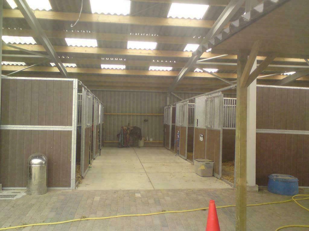 2 stallen te huur per 1 november, 2 of 3 paarden of pony's, Stalling, Voogdwerfsesteeg 2 Hank, De oude Pannenhoef