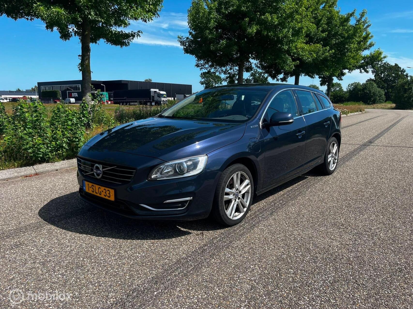 Volvo V60 2.4 D6 AWD Plug-In Hybrid Summum Motor Defect, Automaat, Vierwielaandrijving, 212 €/maand, Te koop