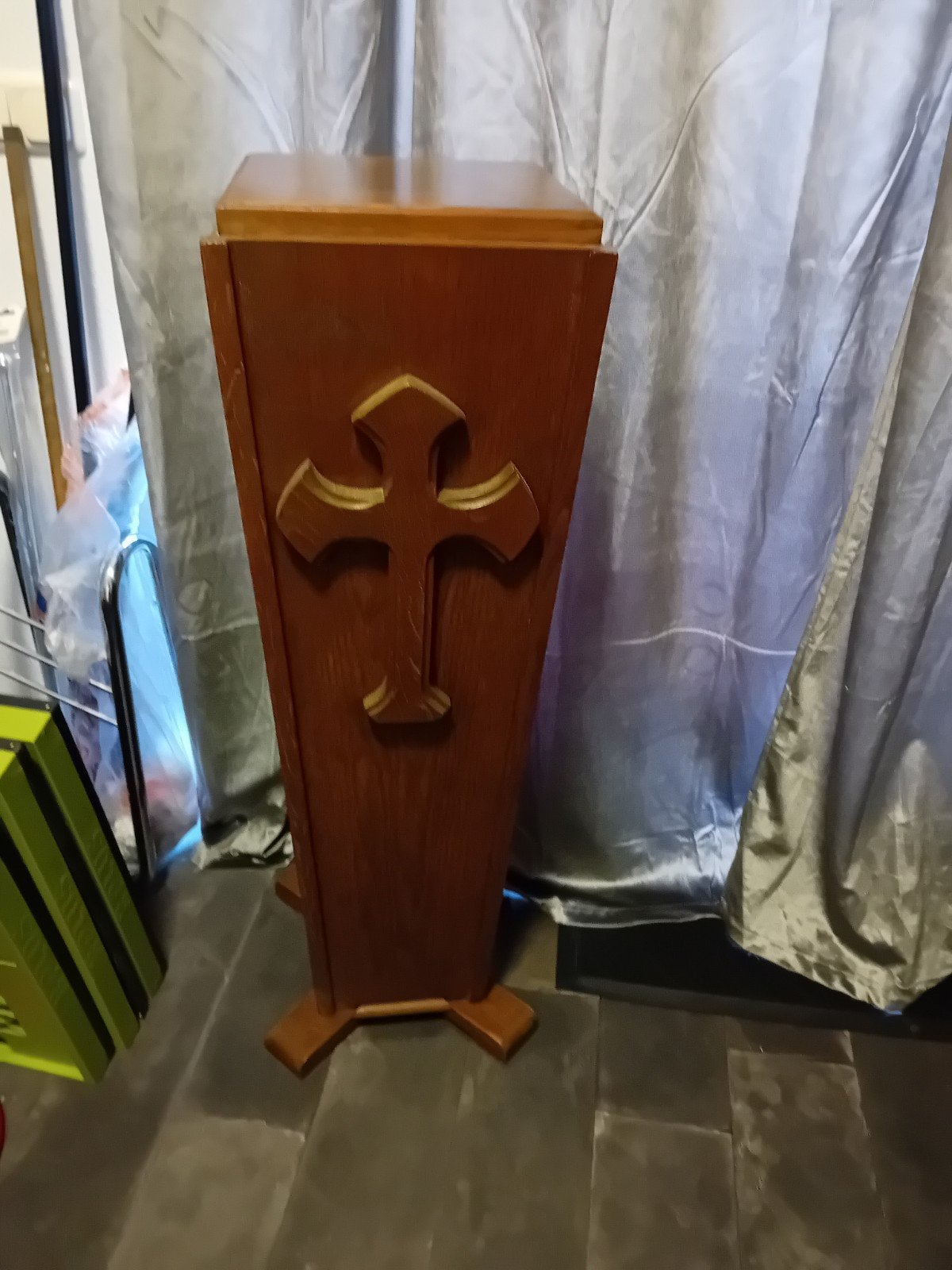 Mooie kerkzuil met kruis in reliëf, Ophalen