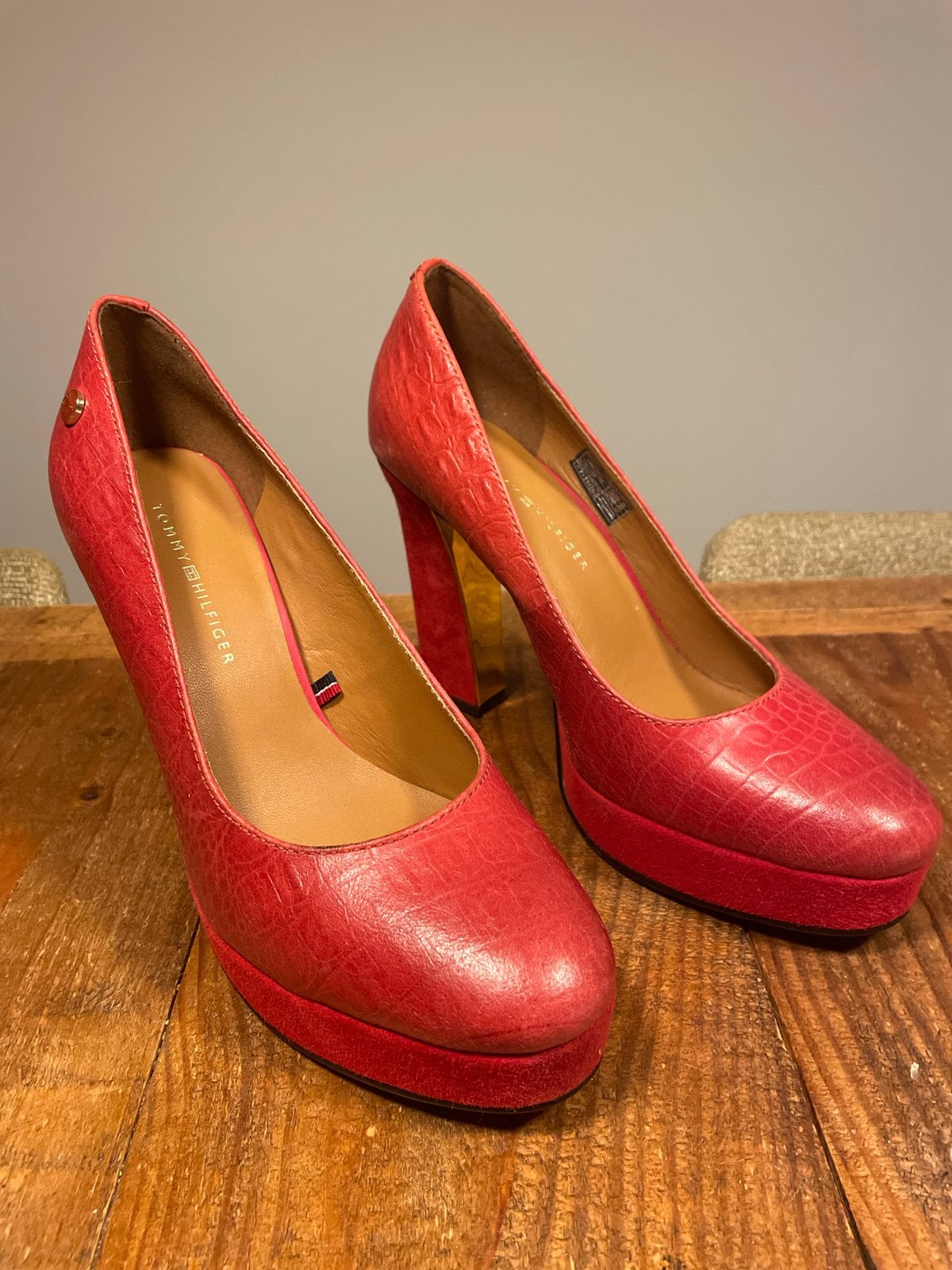 Tommy Hilfiger rode leren suede pump  maat 37 gouden detail, Kleding | Dames, Pumps, Nieuw, Ophalen of Verzenden, Rood