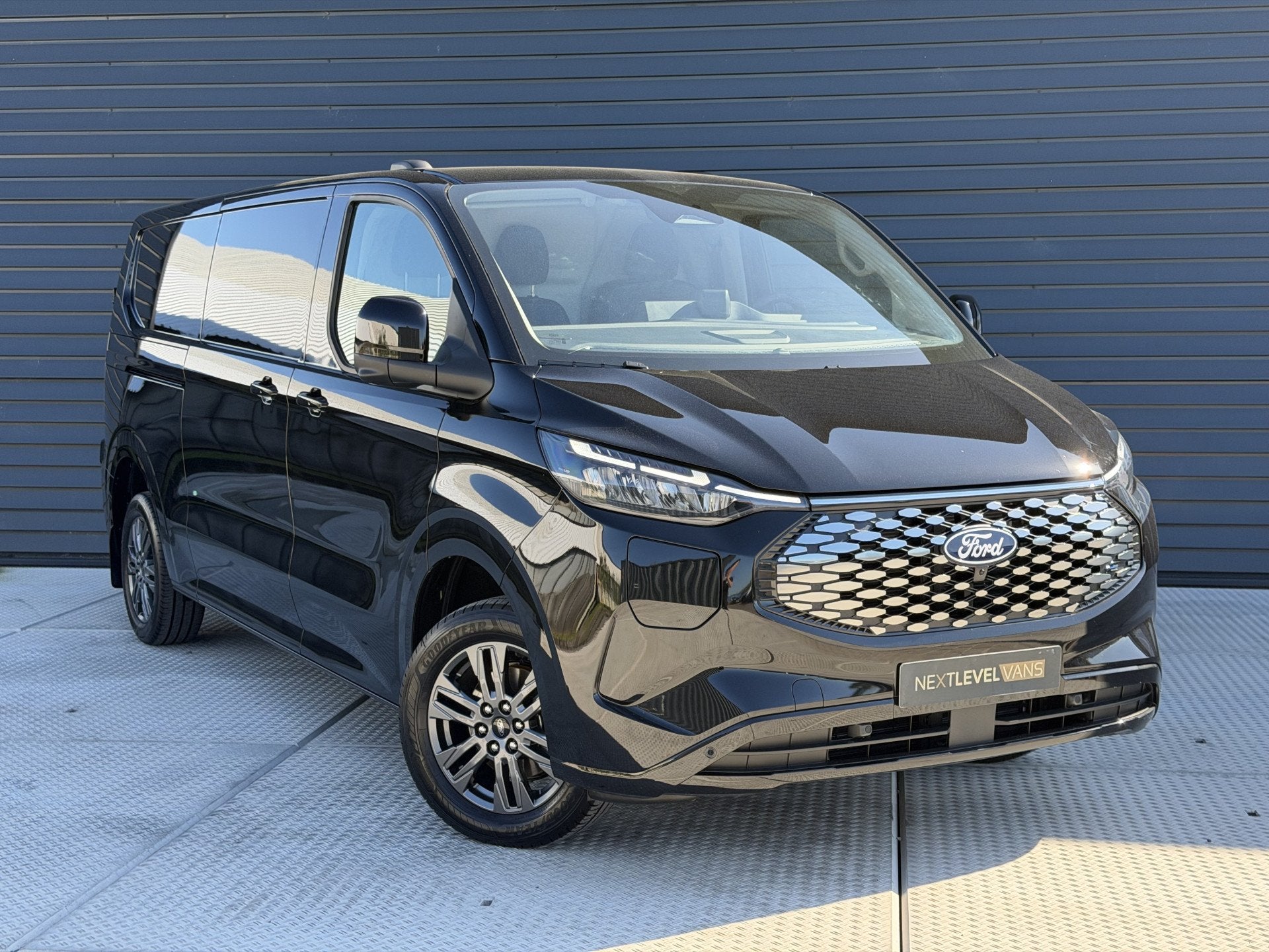 Ford E-Transit Cust. 340 L2H1 Limited 71 kWh 218 PK | 360 Ca, Auto's, Automaat, Gebruikt, Zwart, Zwart