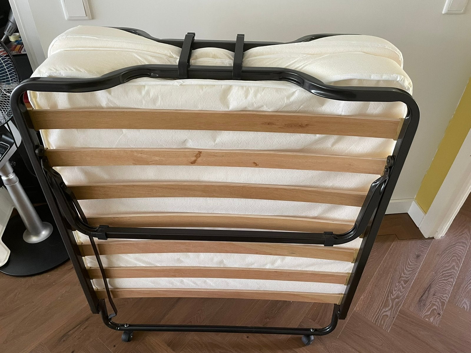 Opvouwbaar bed met hoes., Ophalen, Eenpersoons, Bruin, Zo goed als nieuw
