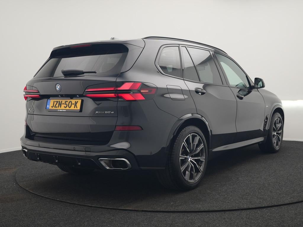 BMW X5 xDrive50e M Sport PHEV 490pk Dealer O.H. | Panodak |, Auto's, Gebruikt, 2395 kg, Zwart, Bedrijf