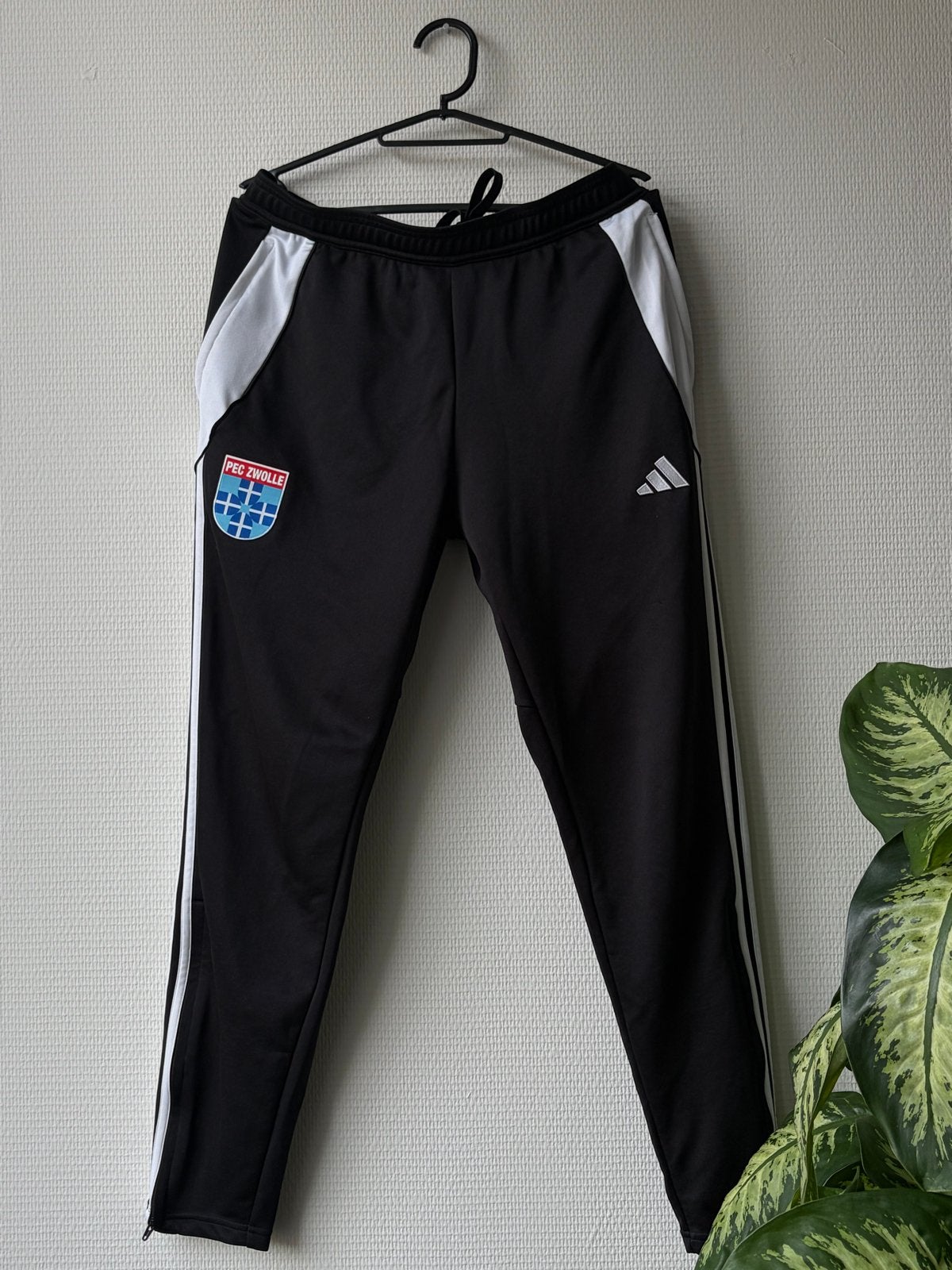 Adidas PEC Zwolle trainingsbroek - Maat M, Maat 38/40 (M), Zwart, Overige typen, Ophalen of Verzenden