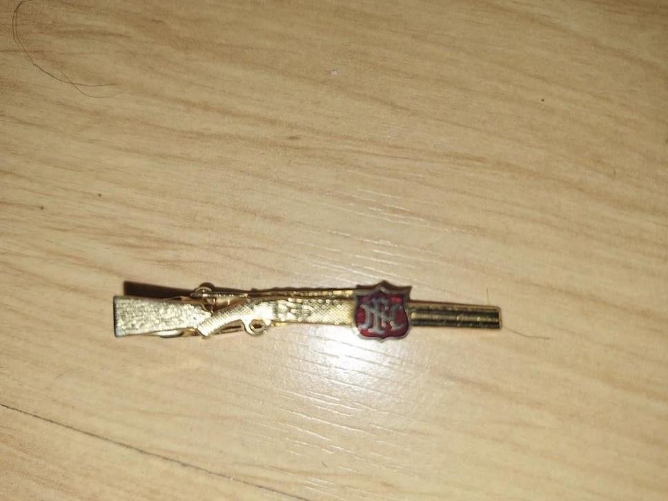 Gouden stropdasclip Fabrique Nationale met geweer en embleem, Verzenden, Gebruikt