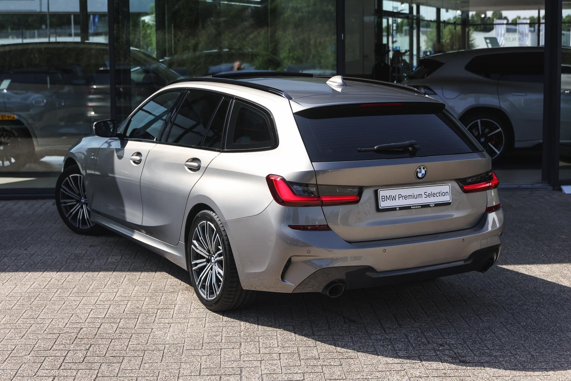 BMW 3 Serie Touring 318i Executive M Sport Automaat / Panora, Achterwielaandrijving, Gebruikt, Met garantie (alle), Metallic lak
