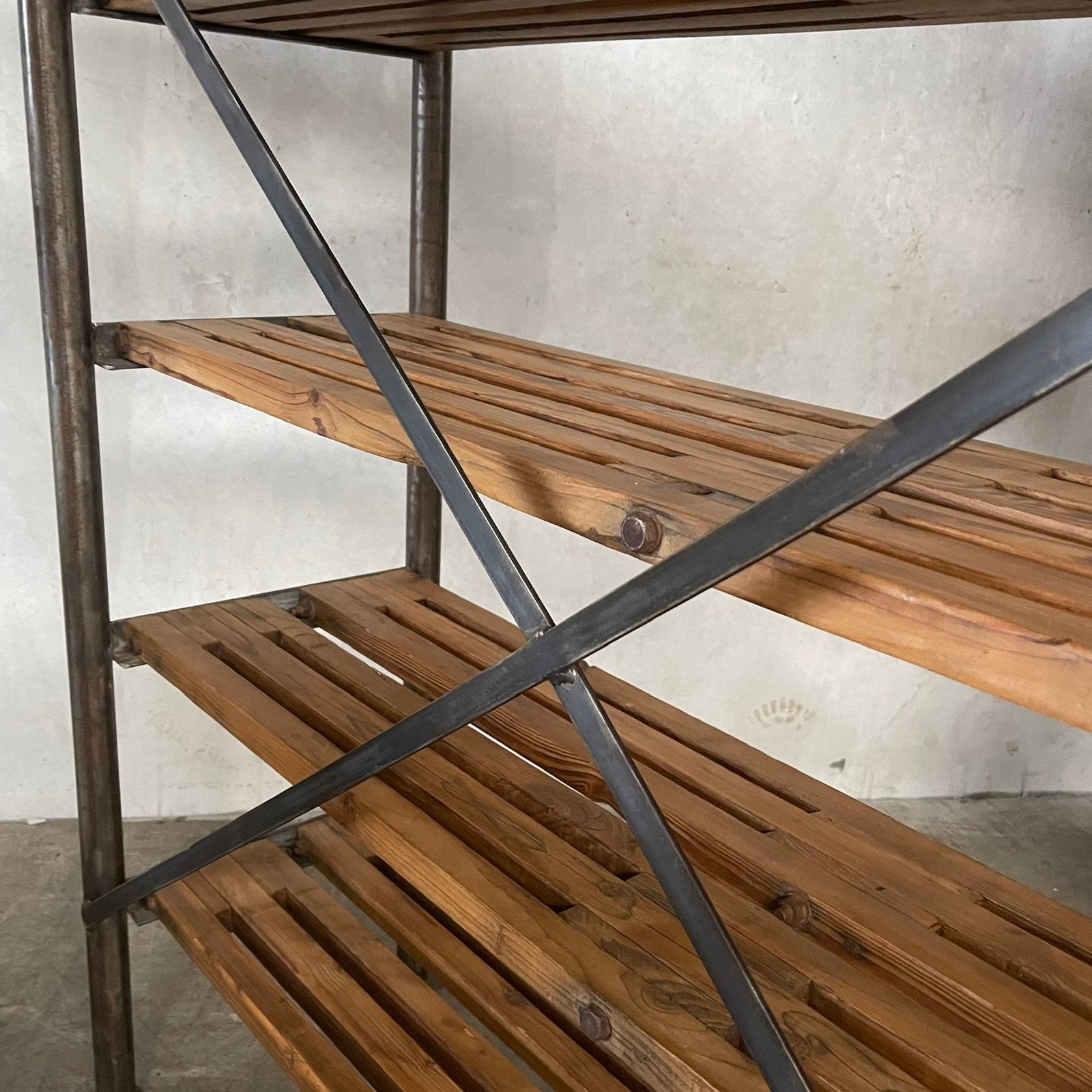 Oude stellingkast, industriële stelling, vintage kast, Ophalen