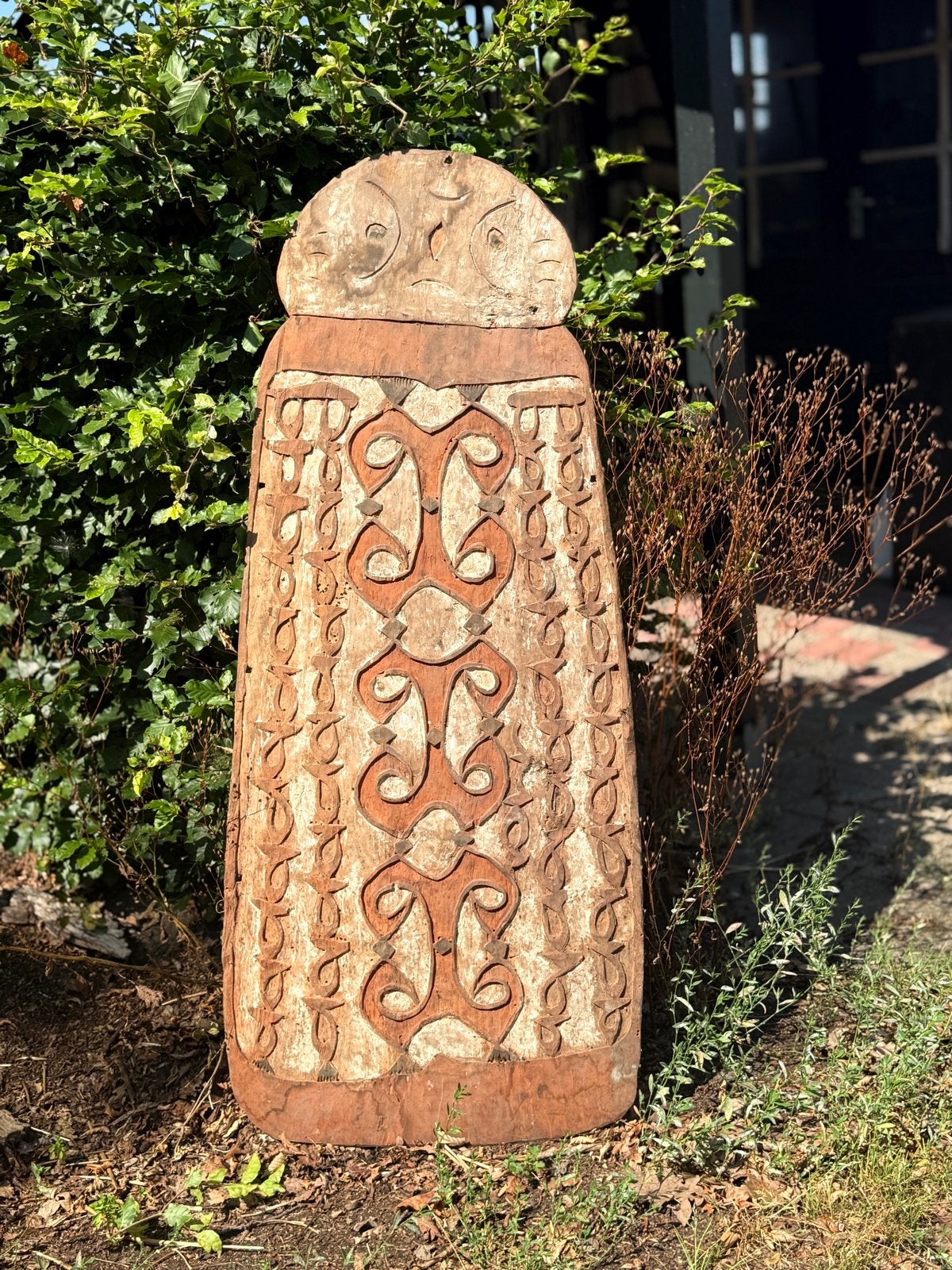 Oud Asmat Schild uit West Papua - 135 cm, Antiek en Kunst, Hout, Verzenden, 135 cm, Gesneden