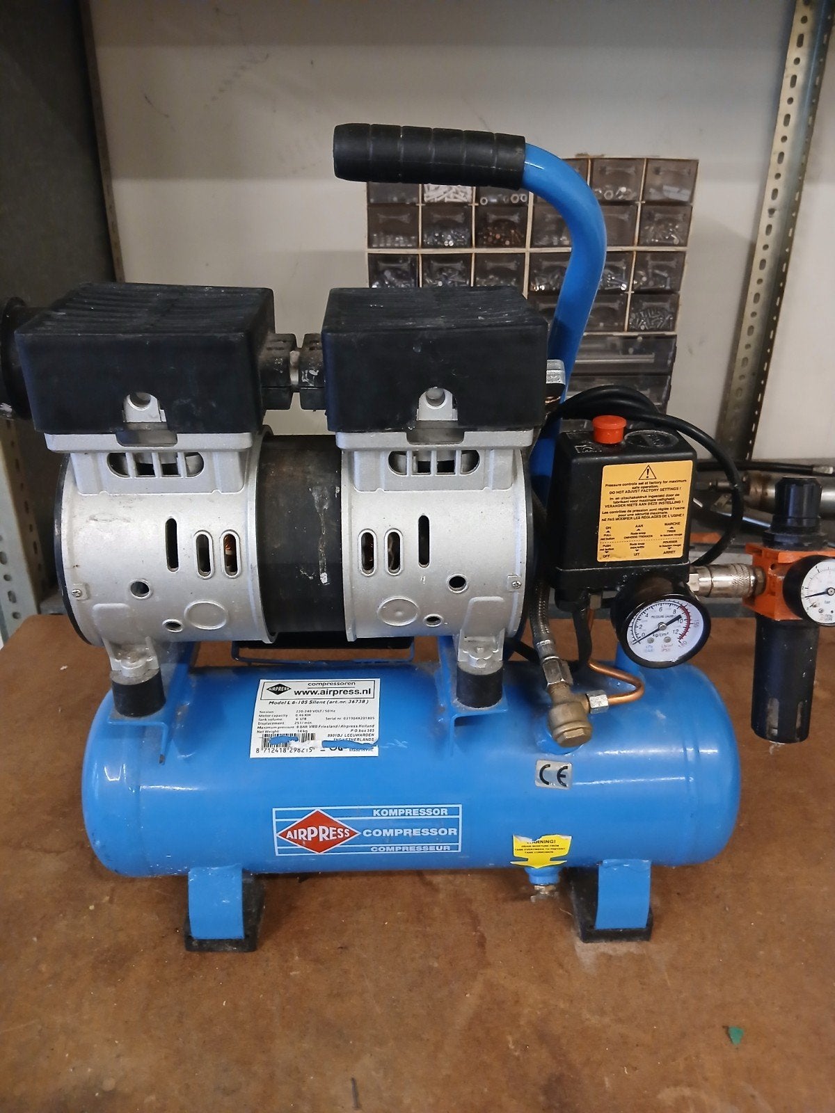 Airpress L 6-105 Silent Compressor met slang en blaaspistool, Gebruikt, P.O. box 585, 8901BJ Leeuwarden, THE NETHERLANDS, 6 tot 10 bar