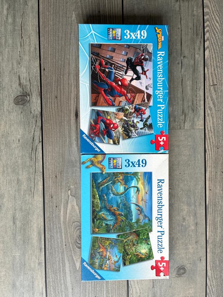 Ravensburger Puzzels 3x49 stukjes Spiderman & Dinosaurus, Ophalen of Verzenden, 10 tot 50 stukjes, Zo goed als nieuw, 6 jaar of ouder