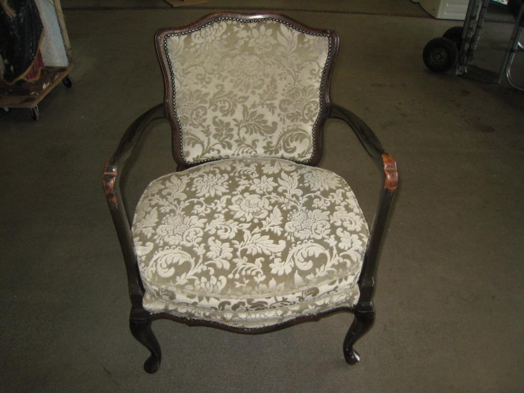 Antiek fauteuiltje met gebloemde stof, Niet ingevuld, Gebruikt, Niet ingevuld, Niet ingevuld