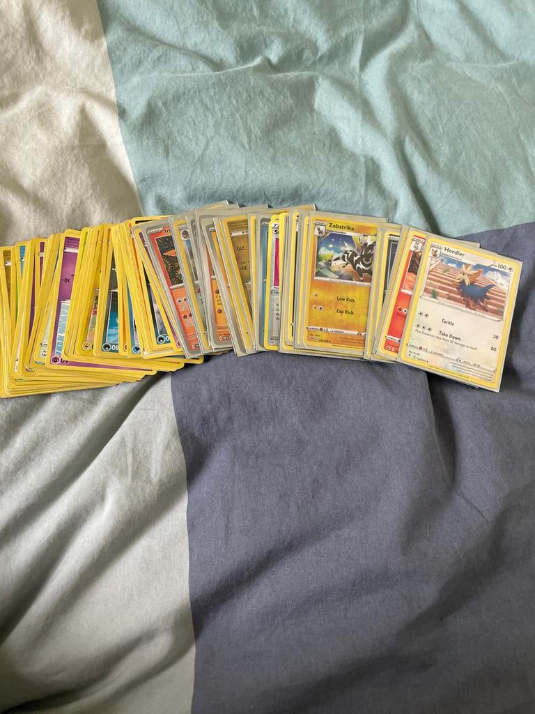 79 Pokémon kaarten bulk met beschermhoezen en tin, Ophalen of Verzenden, Zo goed als nieuw, Meerdere kaarten