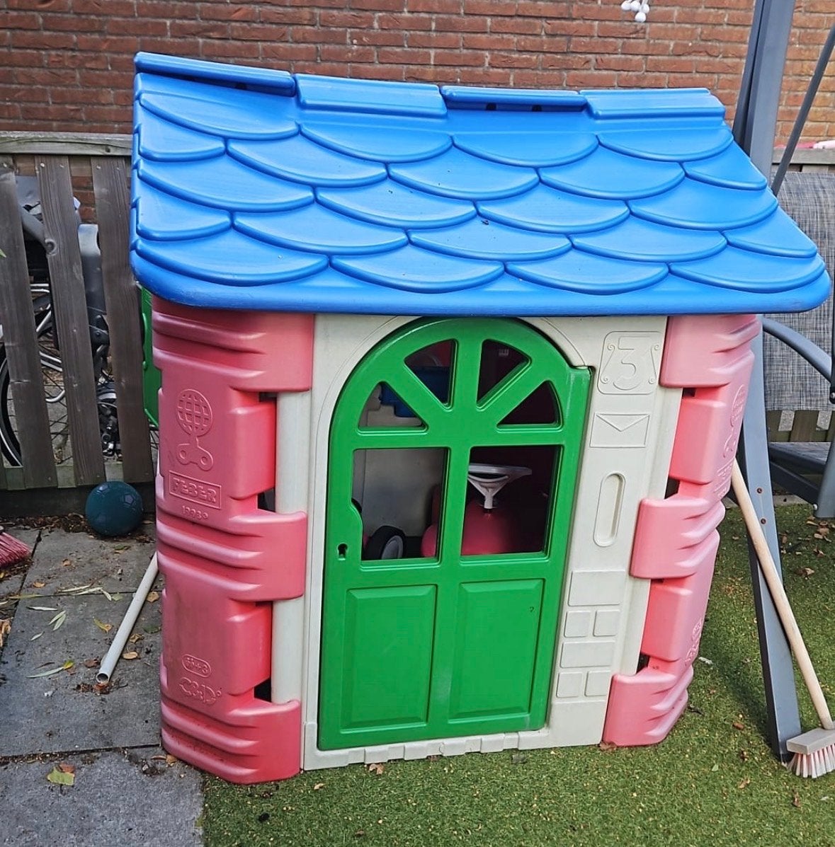 Gratis Feber speelhuisje (spiegel/tafel afgebroken), Kinderen en Baby's, Speelgoed | Buiten | Speelhuisjes, Ophalen, Gebruikt