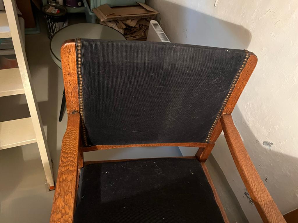 Antieke houten stoel met gestoffeerde zitting en rugleuning, Ophalen