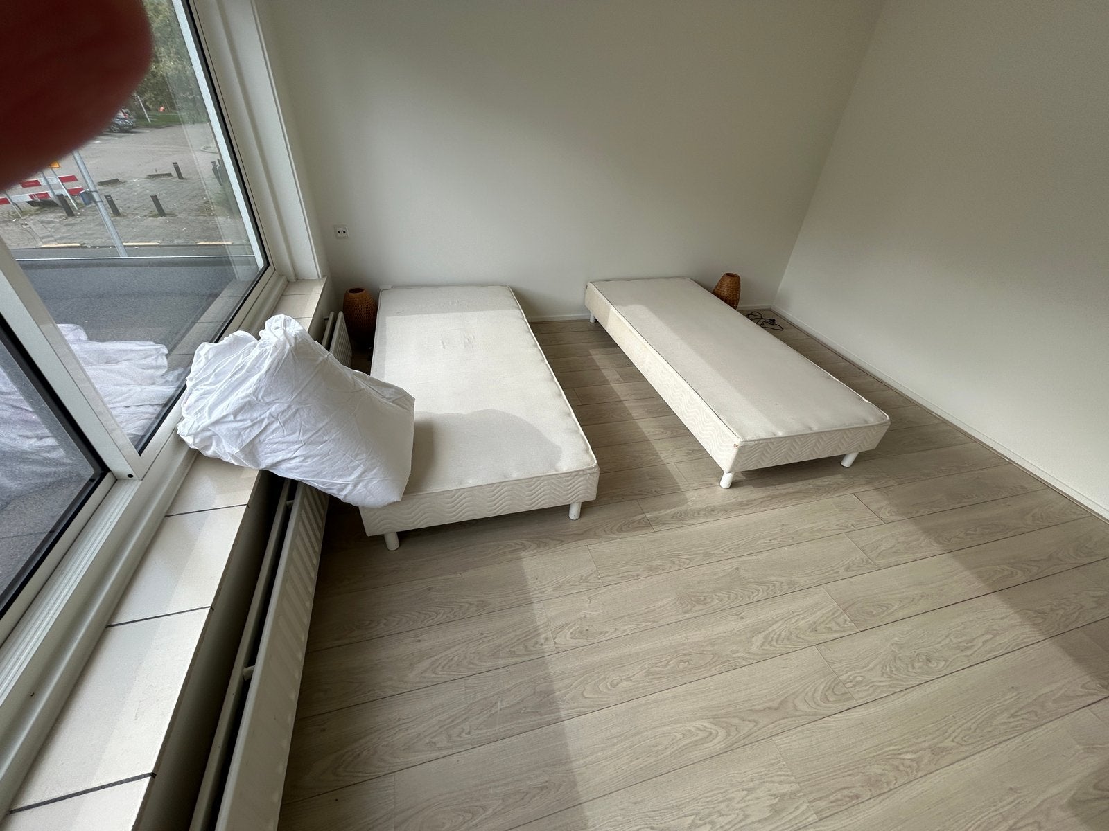 Twee eenpersoonsbedden ZONDER matrassen, Ophalen, Gebruikt, 90 cm, Eenpersoons