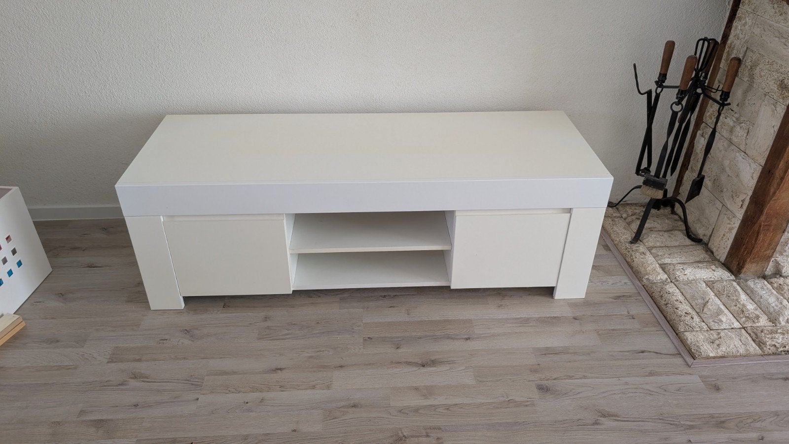 Modern wit TV-meubel met opbergruimte (140x50x45 cm), Ophalen, Gebruikt, 100 tot 150 cm, Minder dan 100 cm