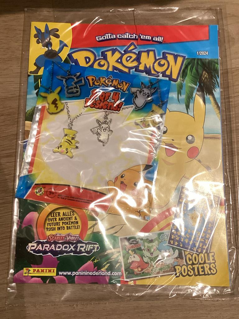 Pokémon Magazine 1/2024 met kettingen en posters, Ophalen, Zo goed als nieuw, Boek of Catalogus