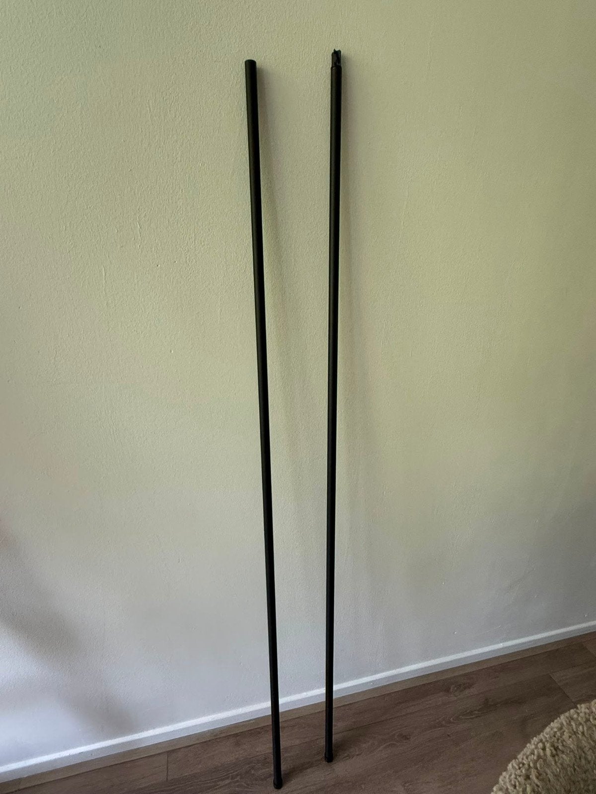 Te koop: Zwarte gordijnroede compleet met ophangaccesoires, Ophalen, Zo goed als nieuw, Rond, 200 cm of meer