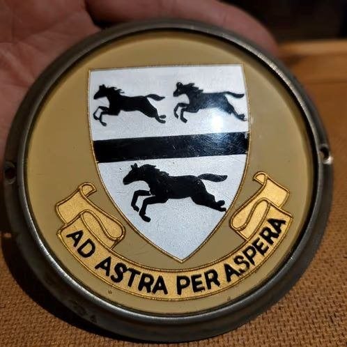 Schildje AD Astra per Aspera, Ophalen of Verzenden, Landmacht, Nederland, Boek of Tijdschrift