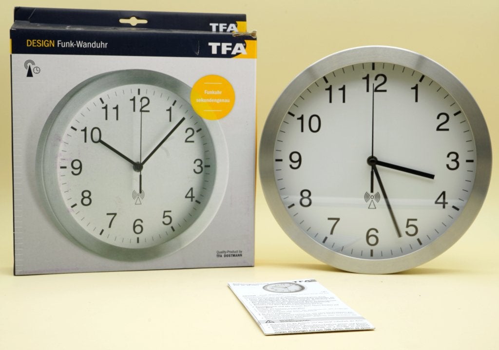 TFA Dostmann Design Funk Wandklok - Radiogestuurd - RVS Look, ., Analoog, TFA, Ophalen of Verzenden