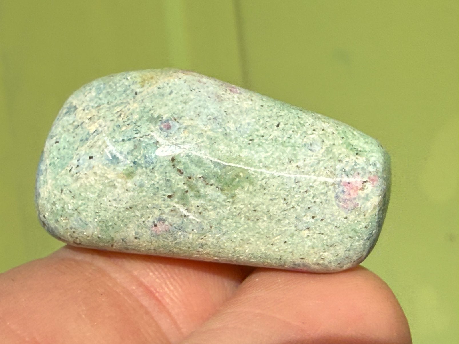 17 Robijn in Fuchsiet mineralen broekzaksteen UVActief, Ophalen of Verzenden, Mineraal