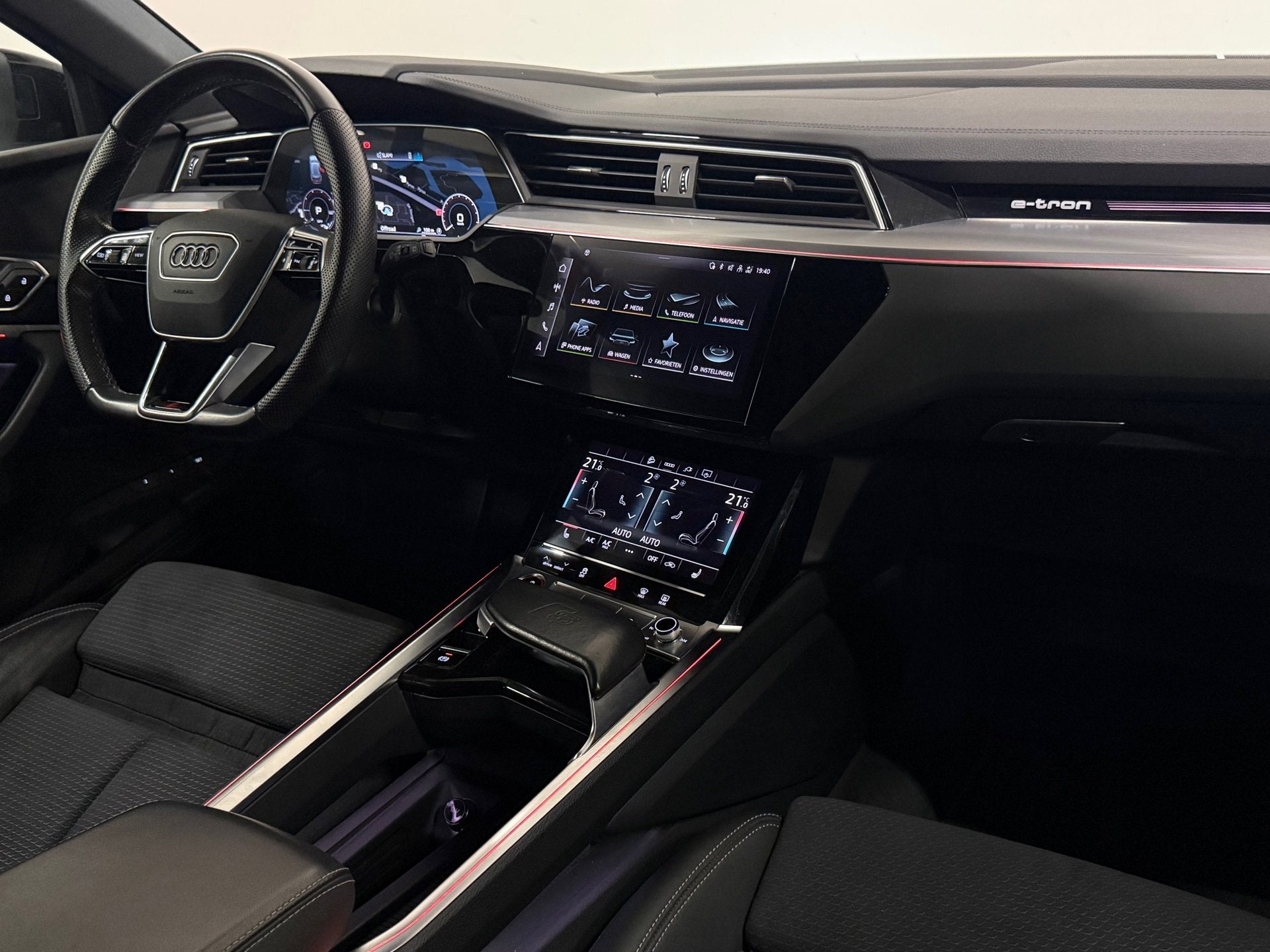 Audi E-tron S quattro 95 kWh B&O Memory Sfeer Luchtvering, Auto's, Automaat, Dealer onderhouden, Zwart, 95 kWh