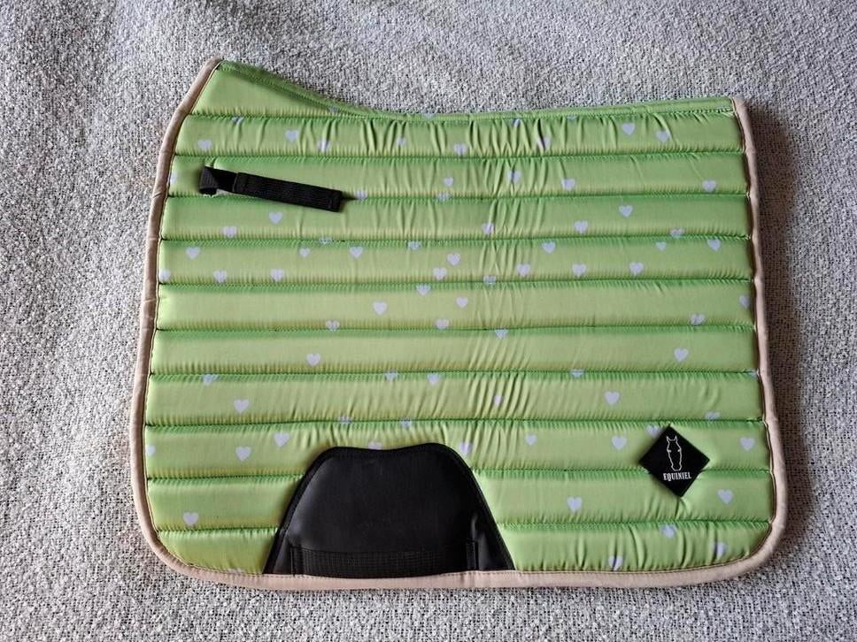 Groen zadeldek met hartjes, maat full dressuur, Dieren en Toebehoren, Paarden en Pony's | Dekens en Dekjes, Dressuurdekje, Nieuw