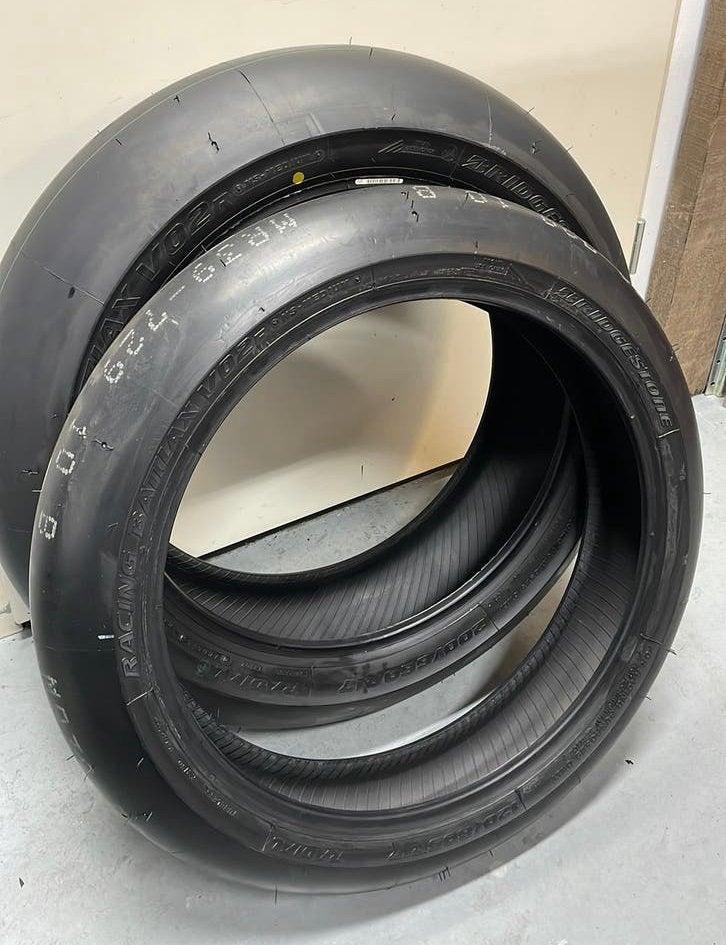Bridgestone V02 slick set 120/605-17 & 200/660-17 nieuw, Motoren, Ophalen, Gebruikt