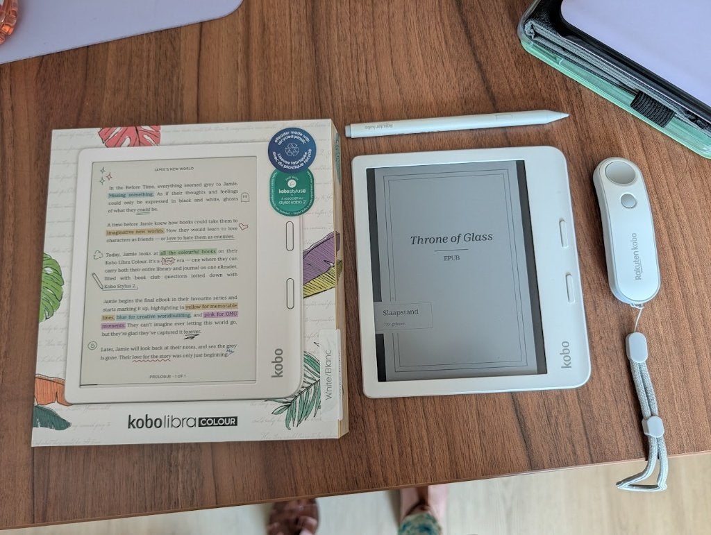 Kobo Libra Colour e-reader met accessoires - z.g.a.n., Computers en Software, E-readers, Zo goed als nieuw, 7 inch, 16 GB of meer