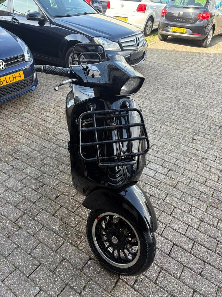 Vespa sprint snor 2017 met schade, Fietsen en Brommers, Ophalen, Zo goed als nieuw, Benzine