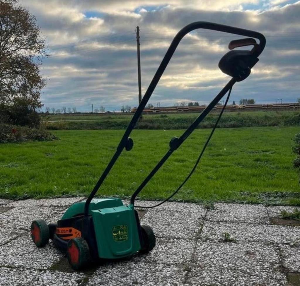 Black & Decker elektrische grasmaaier 30cm, Ophalen, Cirkelmaaier, Gebruikt, Elektrische grasmaaier